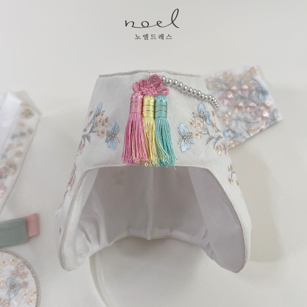 Kyung-hee Jobawi Hat in White Floral