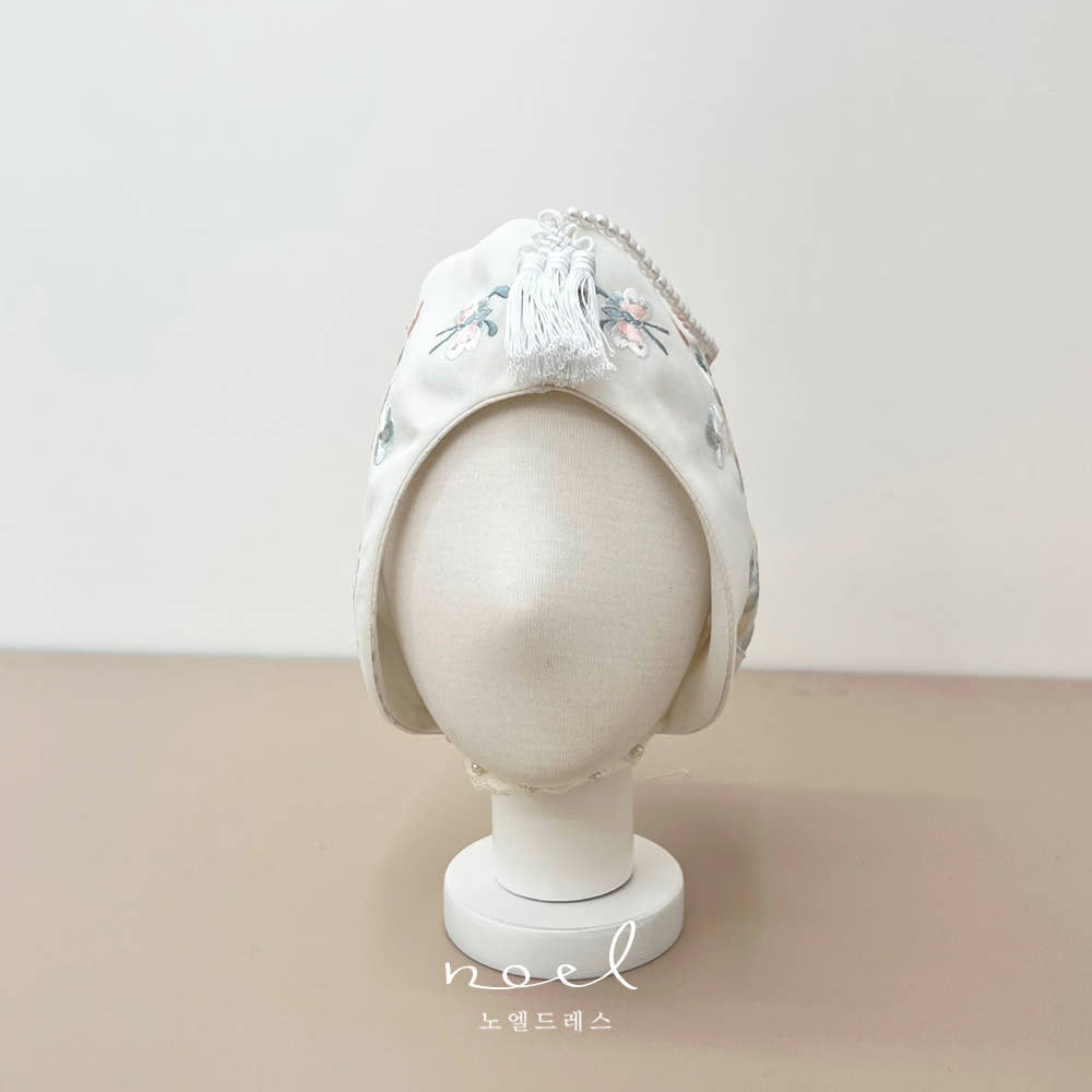 White and Blue Floral Jobawi Hat
