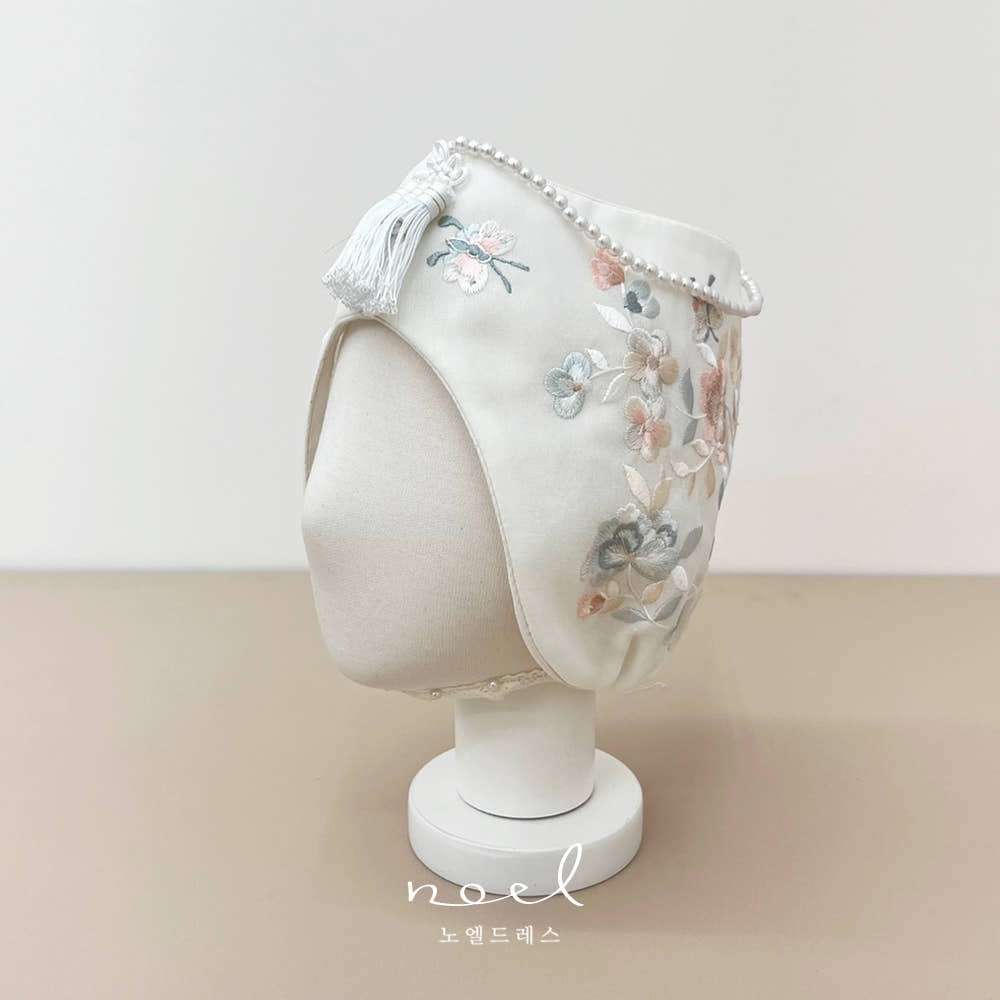 White and Blue Floral Jobawi Hat