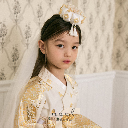 Su-bin Hanbok in White/Gold